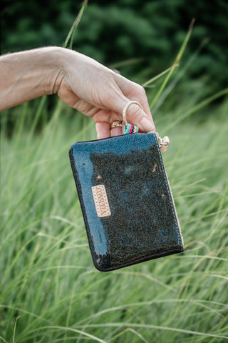 Consuela pouch, Mariana