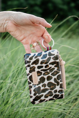 Consuela pouch, Mona